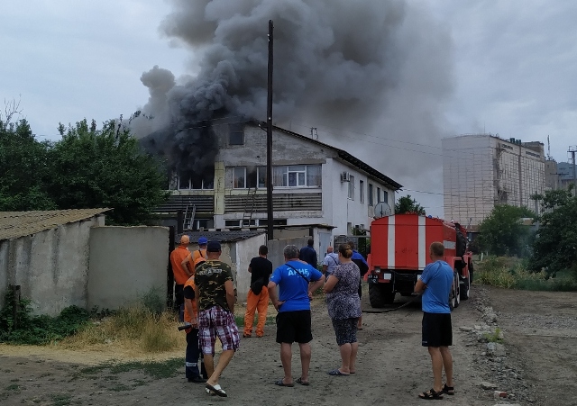 Херсонщина: генічеські рятувальники спільно з місцевою пожежною охороною с. Новоолексіївка ліквідували пожежу в багатоквартирному будинку